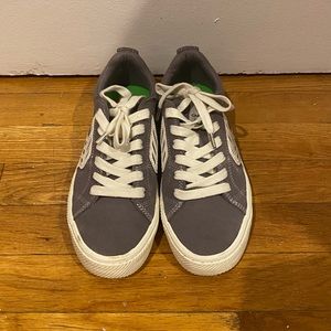 Gray cariuma low top sneakers